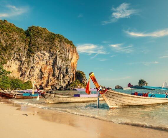 En vacker strand med båtar i Thailand En vacker strand med båtar i Thailand